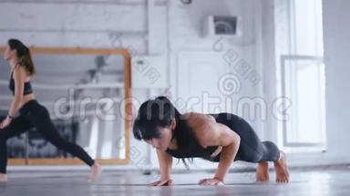 运动型<strong>美女</strong>在交叉健身馆的地板上做俯卧撑。 女运动员在健身房<strong>锻炼</strong>。 交叉装备