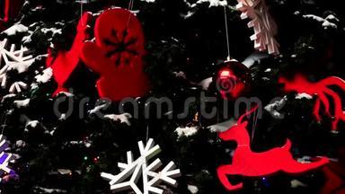 圣诞树上的圣诞装饰品，街上<strong>新年</strong>和圣诞节的概念