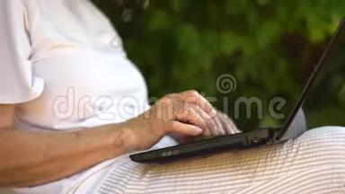 <strong>中年</strong>妇女在户外的笔记本电脑上工作，微笑的<strong>中年</strong>祖母在电脑上遥远地工作。