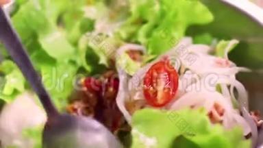 健康食品新鲜蔬菜沙拉.. 泰国沙拉，美女烹饪健康食材，身体健康。 医疗保健概念。