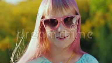 一位戴着粉色太阳镜的粉色头发的快乐女孩的肖像