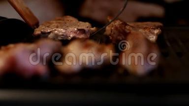煎牛排。 烤架上的猪肉。 厨师烹饪。 新鲜的肉。 不健康的食物。 烧烤