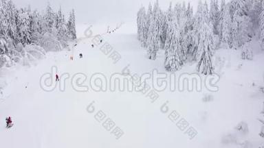 滑雪坡的空中景观-滑雪升降机将滑雪者和滑雪板提升到山顶。 两边都是