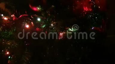 圣诞节和新年的概念。 红球上杉枝，冬雪映衬.. 节日寒假背景。 模板