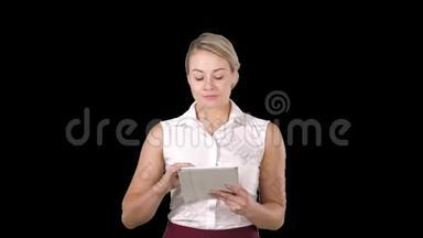美女手持平板电脑触摸板小工具翻页看镜头，阿尔法频道