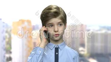 自信的青春期男孩在手机上说话。