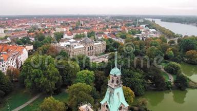 德国汉诺威鸟瞰图。城市的绿色穹顶与其他真正的房子<strong>相比</strong>。许多绿色