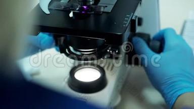 实验室用显微镜做生化血检
