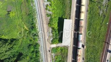 货物列车特写。 火车站彩色货运列车的鸟瞰图。 铁路上有货物的瓦贡人。 重型