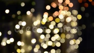 抽象模糊的焦点闪烁的五彩灯光圣诞花环