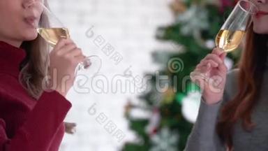 在圣诞晚会上，年轻女子敬酒，喝香槟。 圣诞节节日庆典