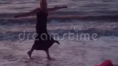 一个穿黑衣服的女人向她<strong>身边</strong>跑去。拥抱的手臂，在海上，在巨浪中