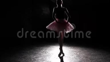 黑色混凝土地板背景下尖角鞋上年轻芭蕾舞者的美丽轮廓。 芭蕾舞练习。 女子<strong>表演节目</strong>