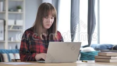 失落，沮丧，在笔记本电脑上工作的休闲女孩
