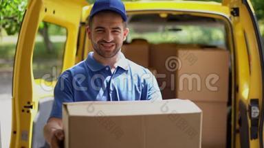 微笑的快乐快递员在敞开的货车门前送包裹