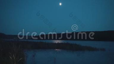 月光下美丽的湖。