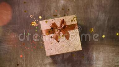 闪闪发光的金星，礼品盒上闪闪发光的五彩纸屑。俯视图。圣诞节和新年的纹理。销售，折扣价