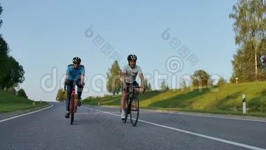 骑自行车骑在公路自行车后景。 骑自行车的人在城市公园骑自行车。 追踪骑自行车的人骑在