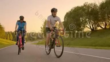 <strong>骑</strong>自行车<strong>骑</strong>在公路自行车后景。 <strong>骑</strong>自行车的人在城市公园<strong>骑</strong>自行车。 追踪<strong>骑</strong>自行车的人