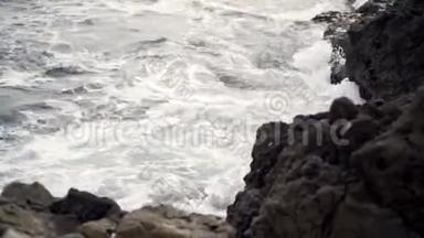 <strong>海浪</strong>围绕着岩石海洋海岸战斗。 行动。 看汹涌的<strong>海浪</strong>冲击着岩石