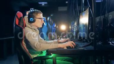 一个男人在<strong>玩电脑</strong>的游戏室