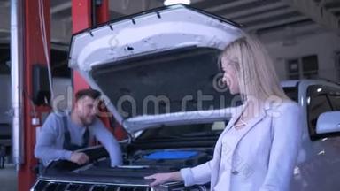 汽车修理，工作过程中女客户车主的肖像，技师用敞篷汽车修理