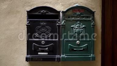 墙上的旧邮箱。 行动。 欧洲的老式邮箱。 邮筒。 两个金属邮箱