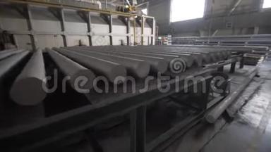 现代工厂自动铝挤出生产线。 生产复杂轻质挤压铝