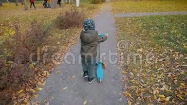 小男孩在城市公园里学骑<strong>滑板</strong>车。 主动休闲和<strong>儿童</strong>户外运动。