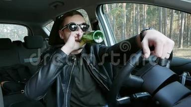 酒后驾车者开车时喝啤酒，交通<strong>违法</strong>