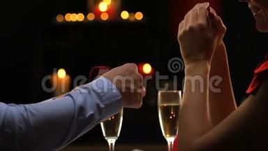 男人组织了一个浪漫的晚上，向女友、未来的家人<strong>求婚</strong>
