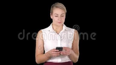 金发成熟女人使用手机的画像微笑幸福女人在智能手机上查看电子邮件幸福的画像