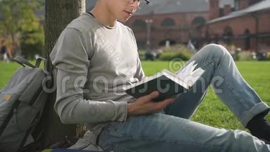年<strong>轻放</strong>松的家伙正坐在格子呢学院读现代小说。