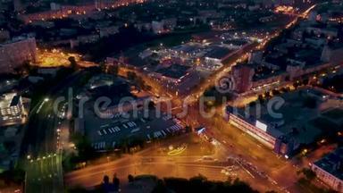 独特的飞越叶卡捷琳堡城市俄罗斯.. 五彩缤纷的夜晚照明。 埃尔森中心背景天际线