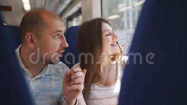 几个旅行者坐在列克特罗火车的椅子上，在风景中考虑。