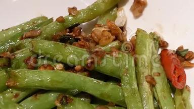 中餐厅餐桌上的绿豆运动