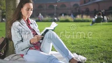 启发<strong>大学生看书</strong>坐在校园草地上..