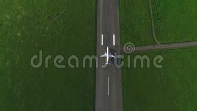 追逐飞机的空中视野，它在绿色草坪的中间起飞失控。 4K.