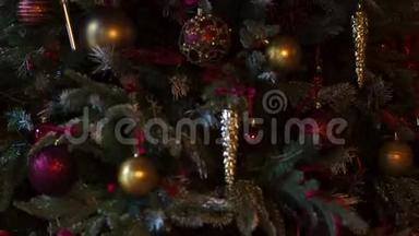 优雅的圣诞树，许多玩具和闪烁的花环，从下到上都是淘淘。