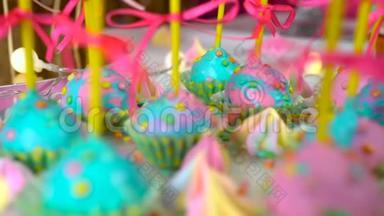 现代儿童`生日聚会。 独角兽主题的款待，特写的彩色背景。