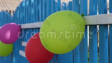 节日装饰儿童`节日用气球，乡村房子。 节日的美丽设计。 五彩缤纷