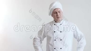 坐在厨师`衣服上的沮丧的男人做了一个面部表情，然后发牢骚，从镜头里转过沮丧的目光