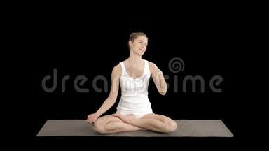 女孩不能专注于瑜伽从<strong>一些</strong>人的笑话，阿尔法频道
