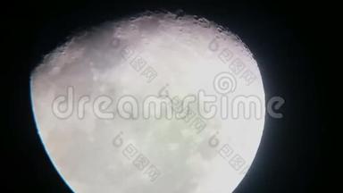 月球表面的细节。
