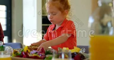 可爱的小男孩在餐桌上吃蛋糕4k
