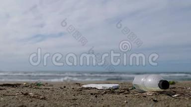 海洋海滩塑料瓶，波浪运动背景模糊，行星保存4k