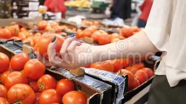 女子水果蔬菜超市市场