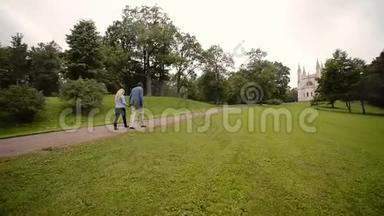 夏天，一对年轻可爱的夫妇在公园里散步。 浪漫的约会或恋爱