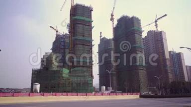 中国上海住宅小区典型的森林和起重机开发工地