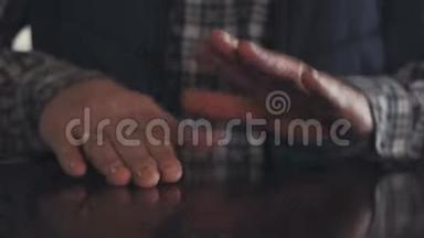 特写一个人的手掌像鼓一样扫着桌子的节奏音乐。
